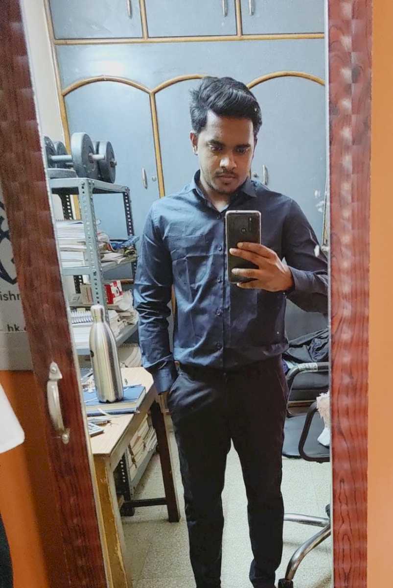 The Swiss Finish Giza Cotton Shirt in Navy Blue is a fantastic addition to my work wardrobe