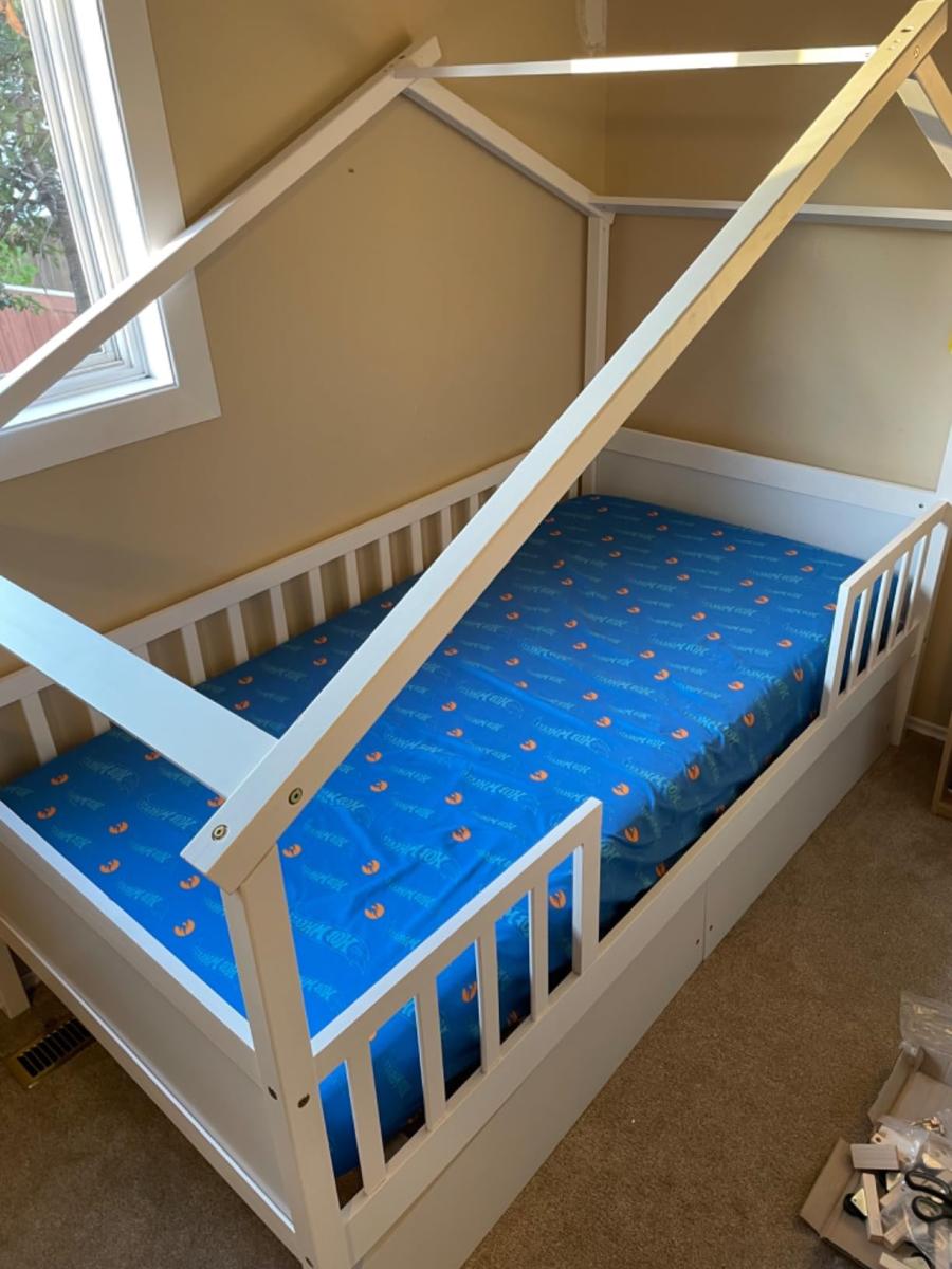 Great looking bed with lot’s of storage
