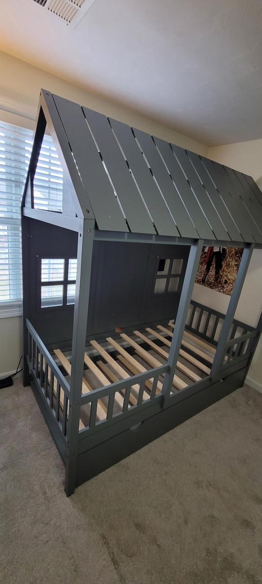 Beautiful kids bed, my daughter loves it!