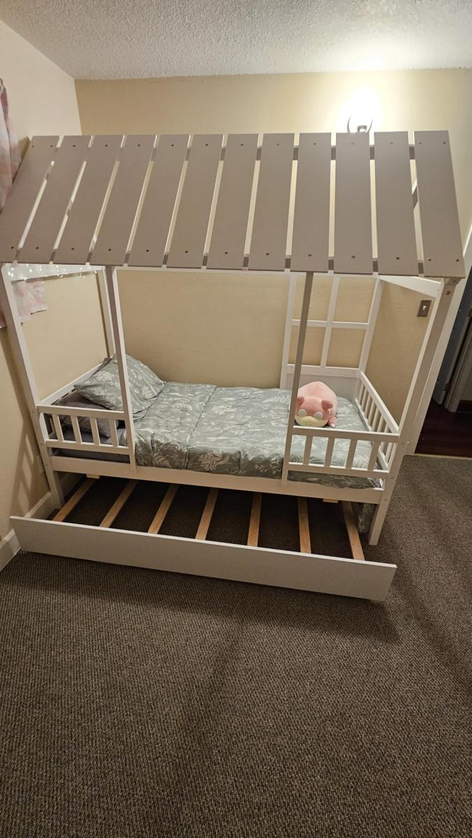 Very cute little bed!!!