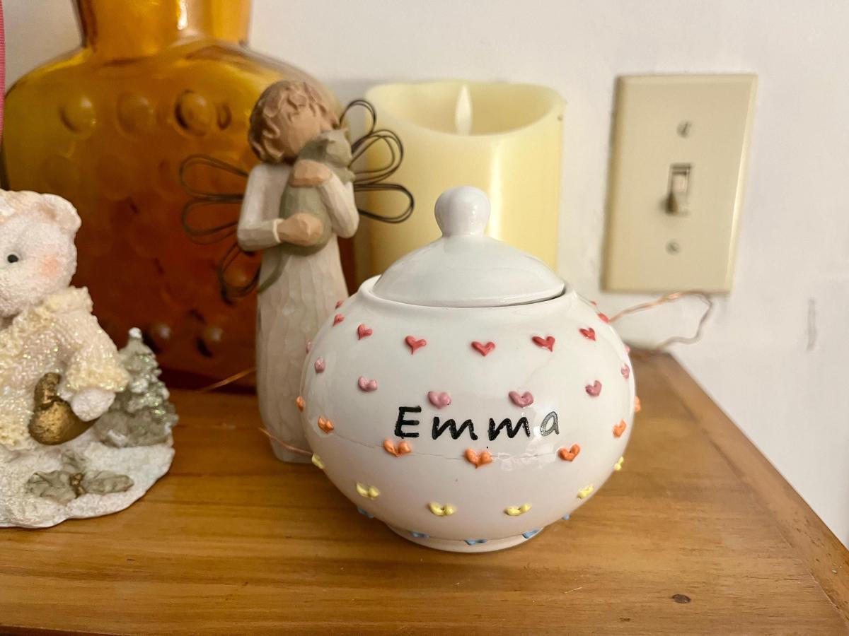 This urn is perfect for my sweet kitty, Emma. She was very feminine and delicate & this urn suits her perfectly. I really love it.